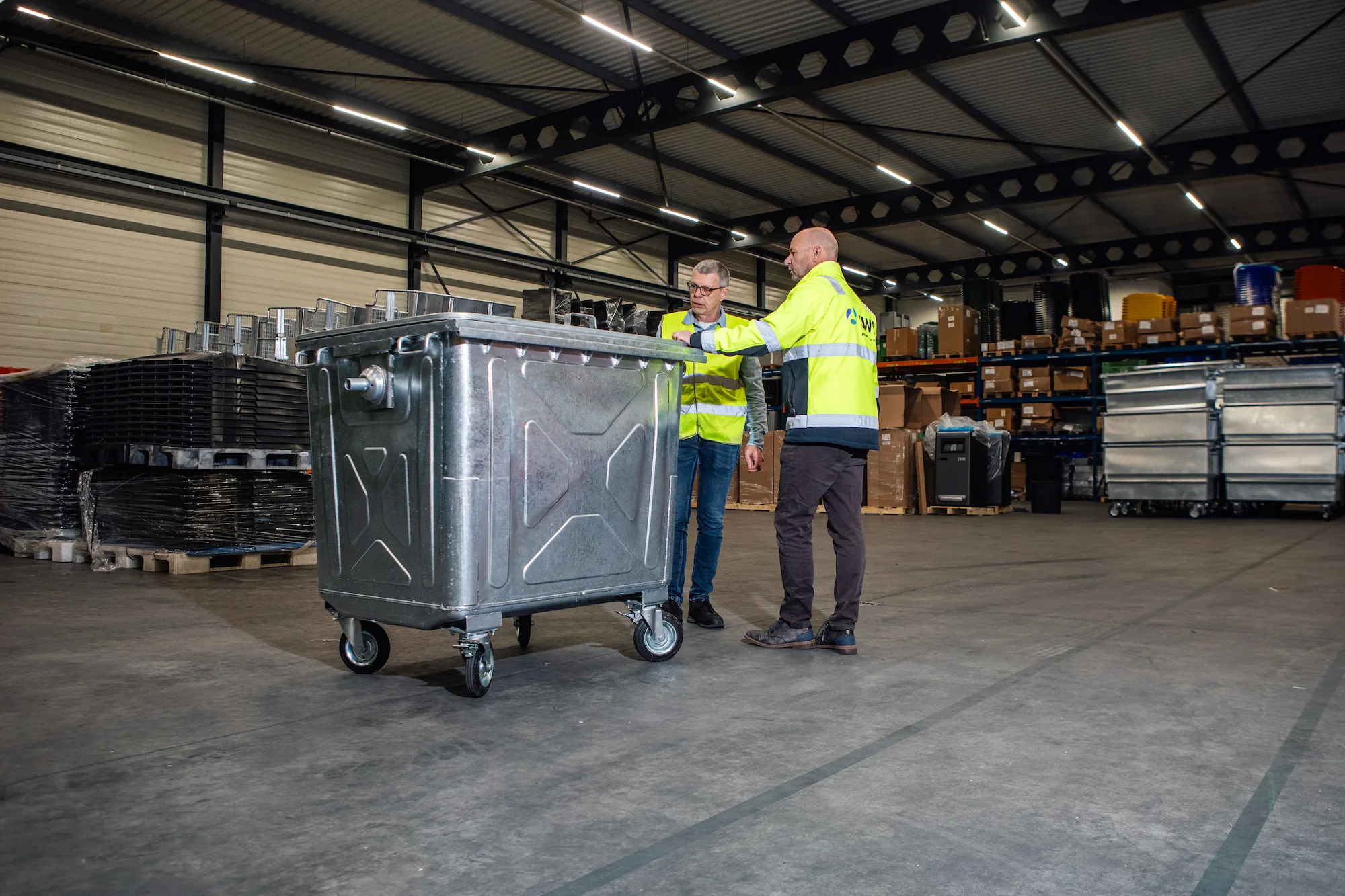 Stalen rolcontainers bij zware fracties afvalinzameling TWS Benelux